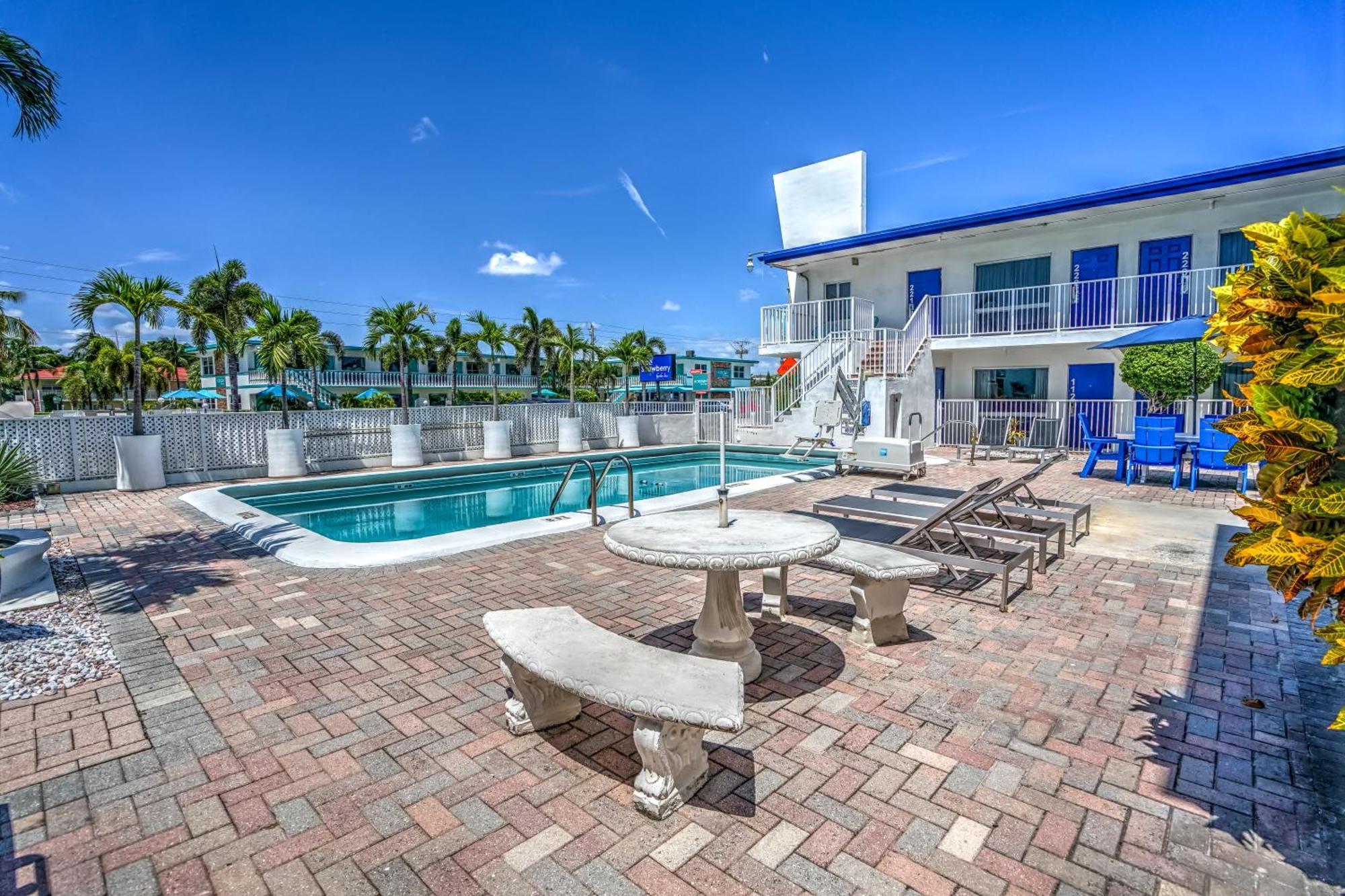 Blue Strawberry By The Sea Hotel Lauderdale-by-the-Sea Exterior foto